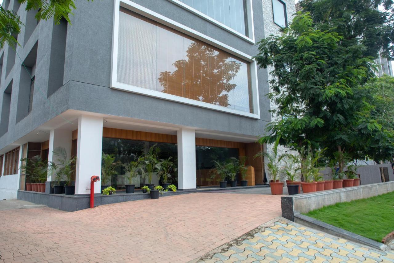 Pinnacle Grand Hotel Ahmedabad Exterior photo