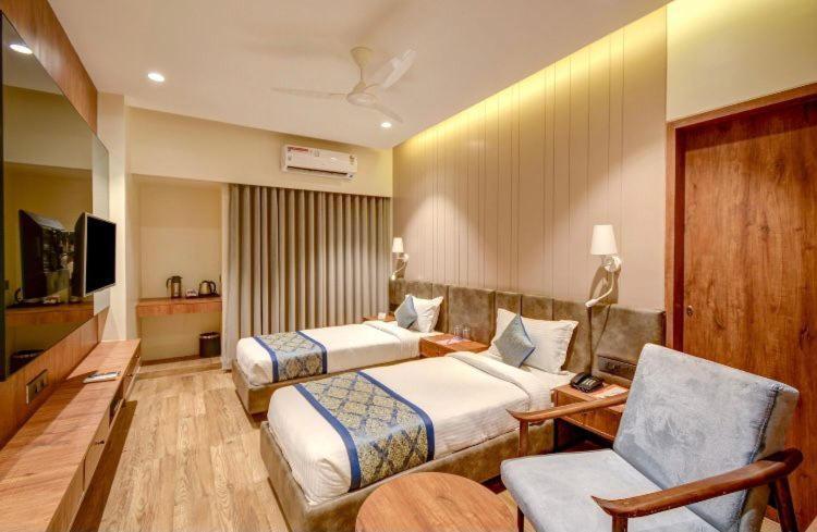 Pinnacle Grand Hotel Ahmedabad Exterior photo