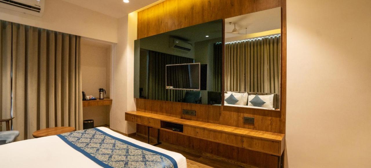 Pinnacle Grand Hotel Ahmedabad Exterior photo