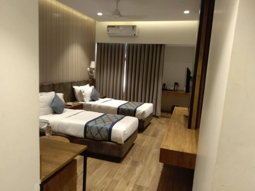 Pinnacle Grand Hotel Ahmedabad Exterior photo