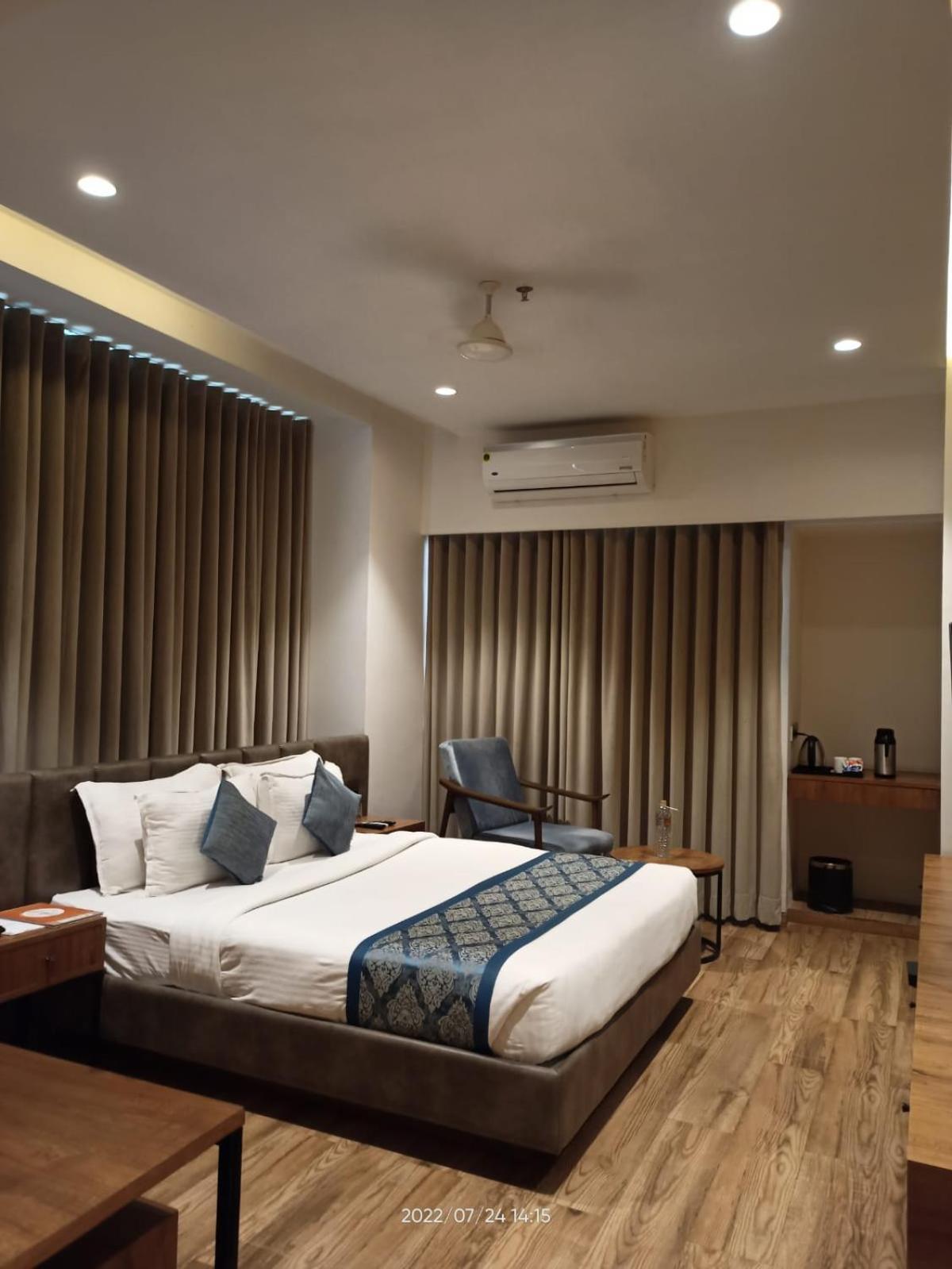 Pinnacle Grand Hotel Ahmedabad Exterior photo